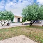 Holiday home Maison Jeannot - Climatisee Avec Piscine Vers Pont du Gard